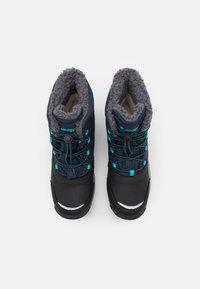 Botas de nieve negras y marinas con forro de piel de peluche gris, acentos turquesa y un sistema de cordones con cierre de toggle. Material exterior texturizado y puntera reforzada.