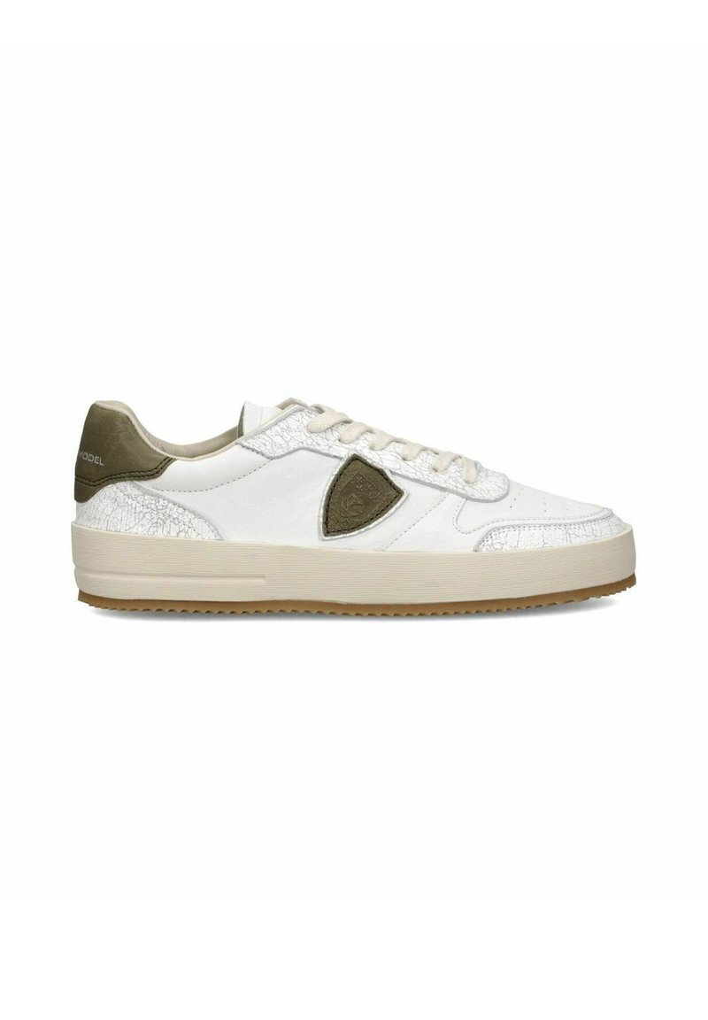 Hvide lædersneakers med teksturerede grønne detaljer, rund tå, flad snørredesign og gummirubber sål. Har et subtilt logo. 