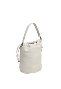 Bolso de piel tipo cubo en blanco roto, con la parte superior fruncida y correa ajustable. Presenta herrajes plateados y una superficie texturizada.
