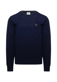 Suéter de punto azul marino con mangas largas, cuello redondo y logo bordado en el pecho. Textura suave y ajuste estándar. Sin patrones visibles.