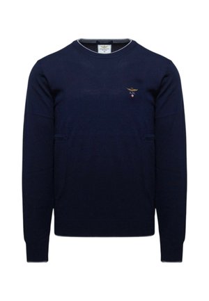 Maglione a maglia blu navy con maniche lunghe, scollo rotondo e logo ricamato sul petto. Texture liscia e vestibilità standard. Nessun motivo visibile.