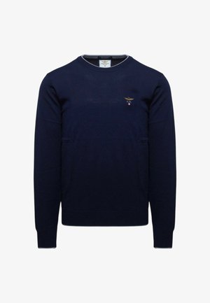 Maglione a maglia blu navy con maniche lunghe, scollo rotondo e logo ricamato sul petto. Texture liscia e vestibilità standard. Nessun motivo visibile.