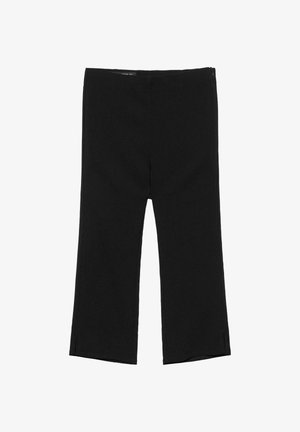 Czarne spodnie o średnim stanie i prostych nogawkach, z bocznym zamkiem błyskawicznym i małym rozcięciem przy nogawce, wykonane z gładkiej tkaniny.