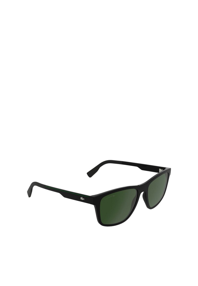 Lunettes de soleil noires avec des verres verts, design rectangulaire et montures noires texturées. Présente une subtile touche de vert sur les branches et un détail de logo.