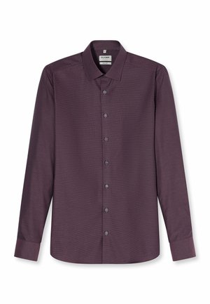 Langärmeliges, knöpfbares Herrenhemd in dunklem Lila mit klassischem Kragen und schmaler Passform, flach auf weißem Hintergrund liegend.