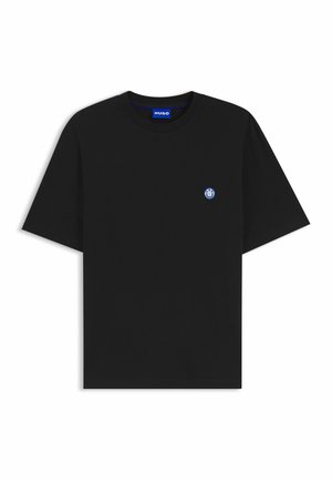T-shirt noir à manches courtes col rond avec petit logo circulaire bleu et blanc sur la poitrine gauche et étiquette de marque bleue à l'intérieur du col.