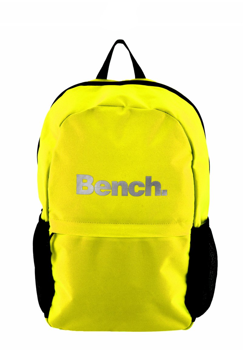 Neon żółty plecak z czarnymi akcentami, posiadający dużą kieszeń z przodu oraz logo "Bench." w srebrnym kolorze na froncie. Gładka faktura materiału.
