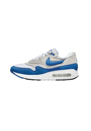 La sneaker présente une tige synthétique grise et bleue, une semelle intermédiaire blanche avec un amorti en air visible, une semelle extérieure noire et des lacets gris.