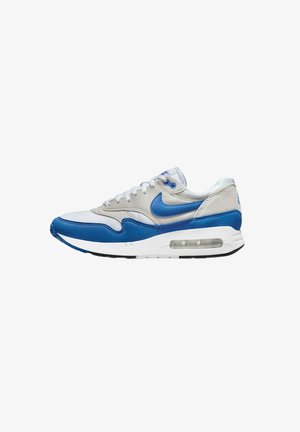Der Sneaker verfügt über ein graues und blaues synthetisches Obermaterial, eine weiße Zwischensohle mit sichtbarer Luftdämpfung, eine schwarze Laufsohle und graue Schnürsenkel.