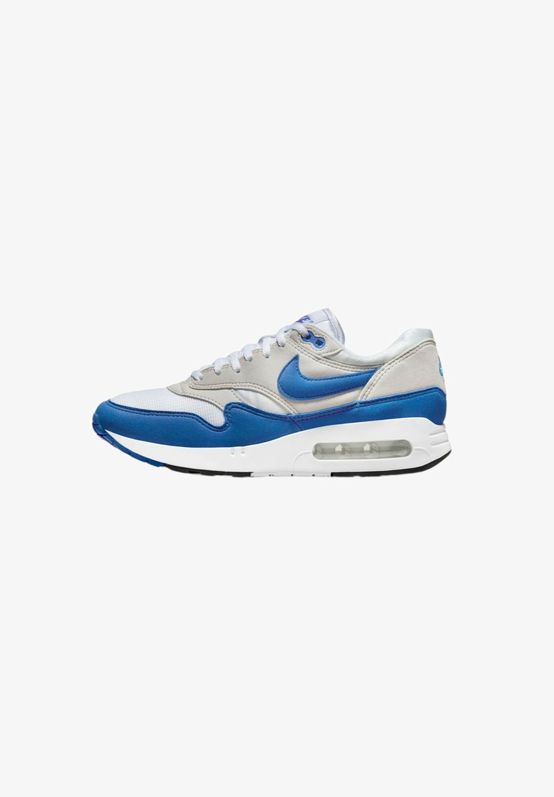 Baskets Nike Air Max avec un schéma de couleurs bleu et gris, en mesh et daim, bout rond, col rembourré et unité d'air visible dans la semelle.