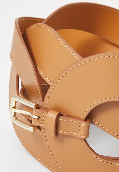 Helle Leder-Gürtel mit einem breiten Riemendesign, ausgestattet mit einer goldenen Metallschnalle und genähten Akzenten. Glatte Textur und minimalistischer Stil.