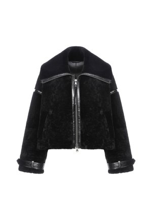 Czarna kurtka ze skóry owczej z wysokim kołnierzem, zamkiem z przodu, skórzanymi akcentami i skróconymi rękawami. Posiada teksturowany materiał i błyszczące detale.