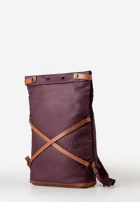 Zaino viola realizzato in materiale resistente, con spallacci in pelle marrone, design a risvolto e logo frontale in rilievo. Presenta chiusure a scatto.