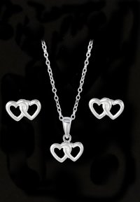 Silbernes, herzförmiges Schmuckset, das einen Anhänger an einer Kette und zwei passende Ohrringe umfasst. Es zeigt ineinander verwobene Herzdesigns und eine polierte Oberfläche.