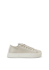 Sneaker beige in pelle con design a profilo basso, superficie testurizzata, punta rotonda, suola piatta bianca e occhielli metallici per i lacci.