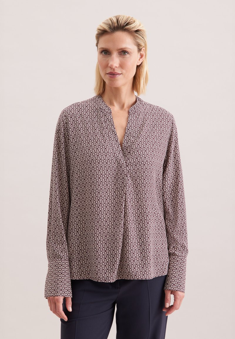 Lange mouw, blouse met kraag in een bordeauxrood en crèmekleurig geometrisch patroon, gemaakt van lichte stof met een losse pasvorm.
