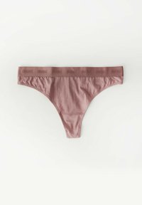 Różowe bawełniane stringi z miękkim paskiem z wytłoczonym tekstem. Gładka faktura, minimalna osłona i zaokrąglony kształt poprawiają dopasowanie.