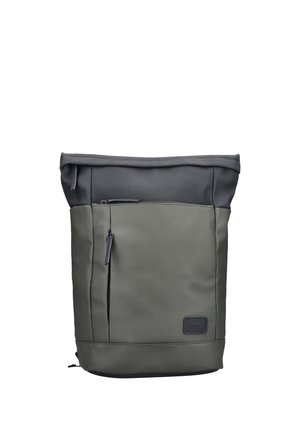 Sac à dos haut à rabat en vert doux et gris foncé avec des poches zippées verticales et horizontales à l'avant, design minimaliste.