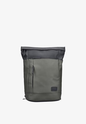 Sac à dos haut à rabat en vert doux et gris foncé avec des poches zippées verticales et horizontales à l'avant, design minimaliste.