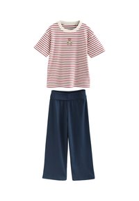 Langærmet T-shirt med striber i creme og rød med bjørne-grafik, kombineret med vidde ben marineblå bukser med en blød taljebånd.