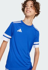 Jersey atlético azul de tela ligera con rayas blancas en las mangas. Presenta el logo de Adidas en blanco. Diseño de mangas cortas y ajuste relajado.