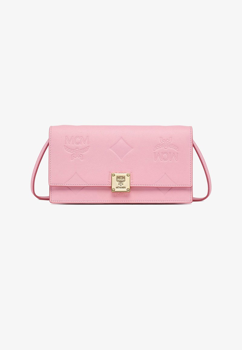 Ροζ δερμάτινο clutch τσάντα MCM με ανάγλυφα μοτίβα λογότυπου, χρυσό τετράγωνο κούμπωμα και λεπτό ιμάντα ώμου, εκτεθειμένη σε λευκό φόντο.