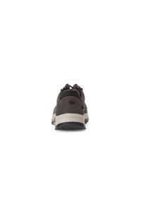 Mannelijke donkergrijze sportschoenen met een bovenwerk van textuurstof, contrasterende zool en gevoerde kraag, voorzien van een ronde neus en vetersluiting.