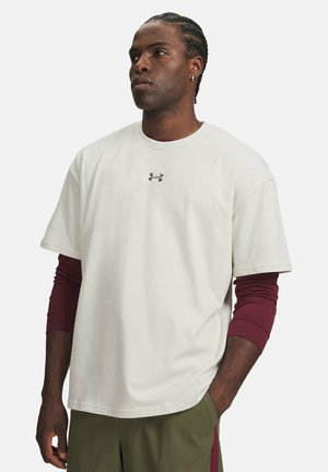 Under Armour, HEAVYWEIGHT METAL LOGO - T-shirt print - summit white