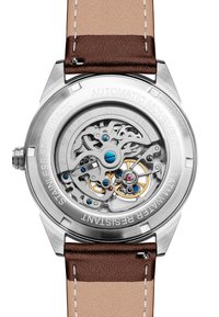 Automatisk klokke med et stålkasse, transparent bakside som avslører intrikat bevegelse, brun lærrem, og blå detaljer på maskineriet.