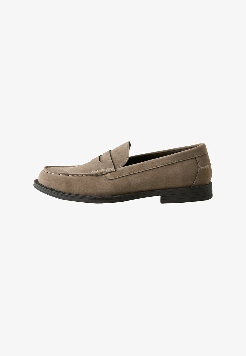 Mocassins en daim marron avec une finition lisse, un bout arrondi et des détails cousus ; dotés d'une semelle en caoutchouc noire et d'accents latéraux subtils.