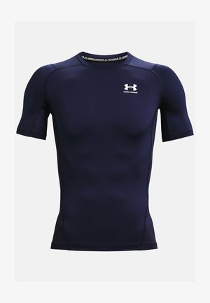 Tumedat sinise värviga lühikeste varrukatega sportlik särk, mis on valmistatud niiskust eemaldavast materjalist. Omab suhteliselt õmblusteta disaini ja väikest valget logot rinnal.