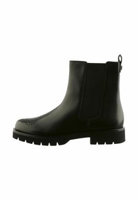 Bottines en cuir noir avec une finition lisse, panneaux élastiques latéraux, un détail perforé décoratif à l'avant et une semelle robuste.