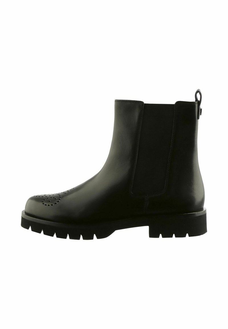 Bottines en cuir noir avec une finition lisse, panneaux élastiques latéraux, un détail perforé décoratif à l'avant et une semelle robuste.