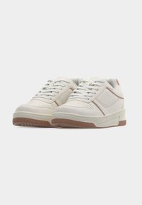 Paire de baskets basses blanches avec semelles marron clair et bordure rose, avec des lacets et des détails cousus sur panneaux, sur un fond uni.