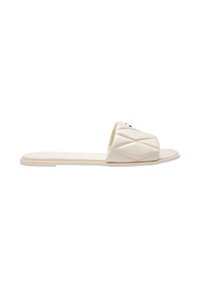 Sandale plate beige à enfiler avec une large bride unique matelassée et rembourrée, à bout ouvert, vue de profil sur fond blanc.