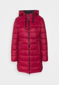 Chaqueta larga acolchada de color rojo con capucha, cremalleras negras y cordones, diseñada para climas fríos.