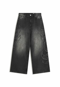 Jeans neri a gamba larga con orlo cropped, con lavaggio sbiadito e decorazioni ricamate a forma di fiamma sul davanti e ai lati.