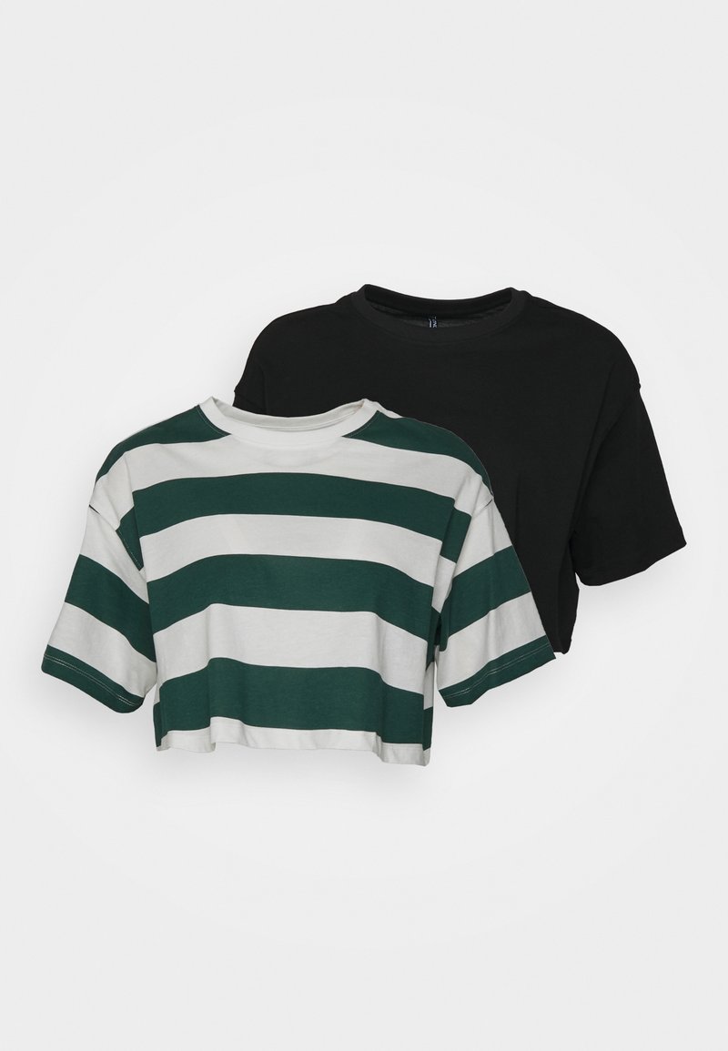 Deux t-shirts cropped : un noir, un blanc avec des rayures horizontales vertes. Les deux ont des manches courtes et un col rond.