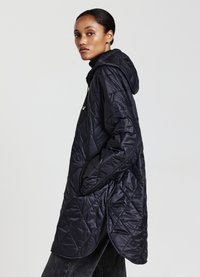 Cappotto lungo nero trapuntato con cappuccio. Presenta una texture lucida, orlo inclinato e minimi dettagli in metallo. Adatto per il freddo.