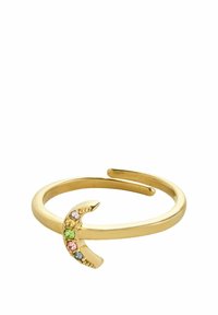 Anillo dorado con forma de media luna, adornado con gemas multicolores (verde, rosa, azul) en un lado; acabado suave y pulido.