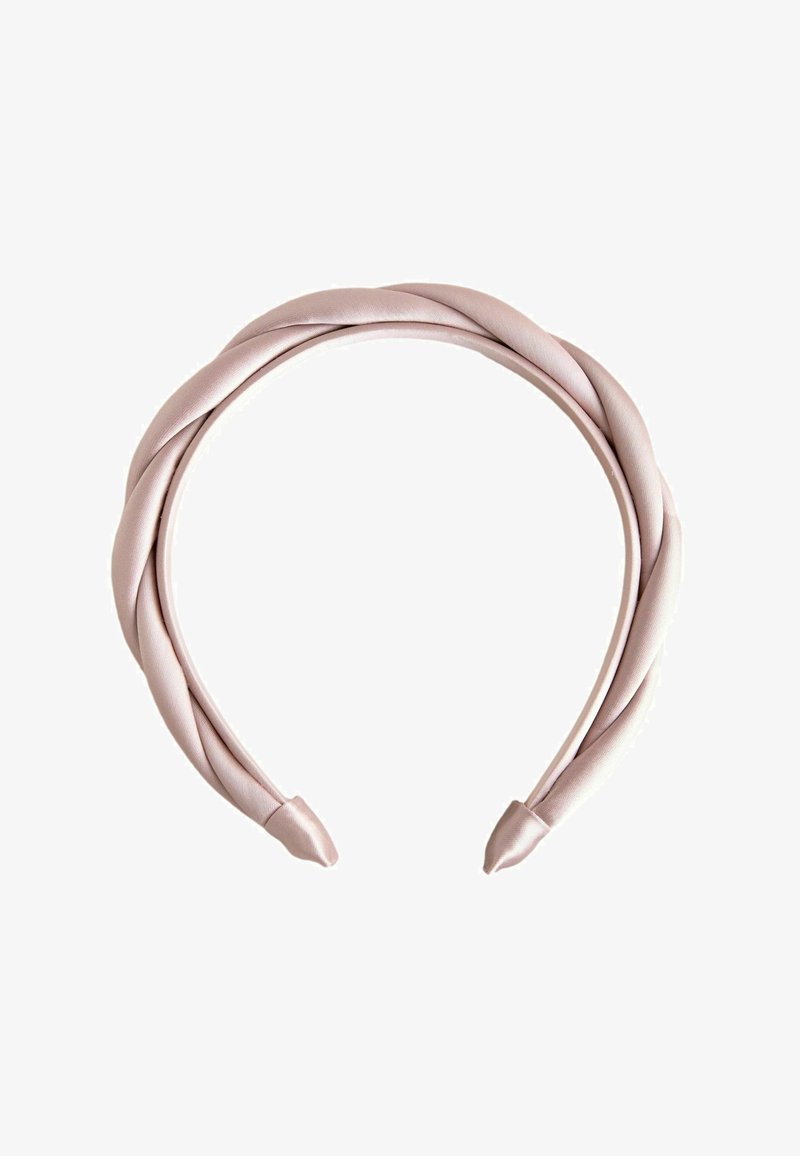 Vlechten hoofdband in zachte blush satijn, met een gladde textuur en ronde randen, ontworpen om comfortabel op het hoofd te zitten.
