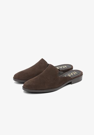 Brązowe mokasyny typu mule wykonane z zamszu, na niskim obcasie, z zamkniętym, zaokrąglonym noskiem, zaprojektowane do noszenia na co dzień.