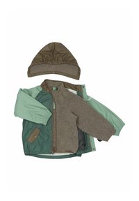 Grön och brun jacka med avtagbart fleecefoder och huva. Har ett slätt ytterlager, elastiska muddarna och detaljer på sidofickorna.