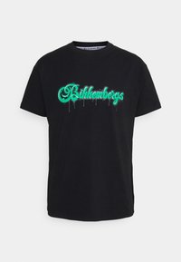 Czarna bawełniana koszulka z krótkim rękawem z zielonym nadrukiem graficznym w stylu spadającego atramentu, na którym znajduje się napis "Bikkembergs" z przodu. Klasyczny krój.