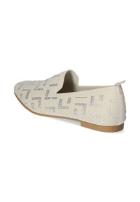 Zapatillas beige sin cordones con una parte superior texturizada que presenta un patrón geométrico en plata, y una suela de goma plana con un pequeño tacón.