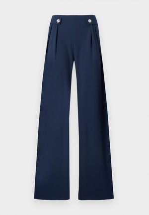 Pantalones anchos color azul marino con pliegues en la parte delantera y dos botones plateados en la cintura, confeccionados en una tela lisa y estructurada.