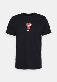 Svart bomullströja med en grafik av ett tigerhuvud i orange och vitt med siffran 2, och en vit Nike-logotyp under.