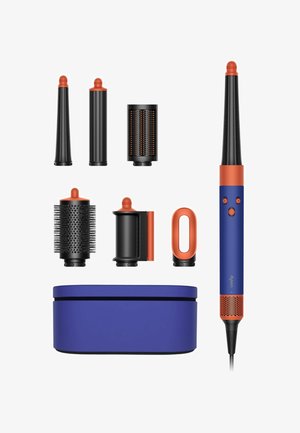 Hårstylingsverktyg med ett blått handtag och orange detaljer, inkluderar olika svarta fästen och ett blått förvaringsfodral.