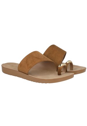 Sandalias planas marrones con una amplia tira de ante sobre el pie y dos lazadas para los dedos con detalles dorados en una suela acolchada color tostado.