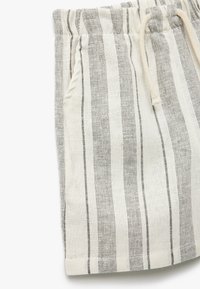 Linnedagshorts med et hvidt og gråt lodret stribet mønster, elastisk talje med snøre og sidelommer.